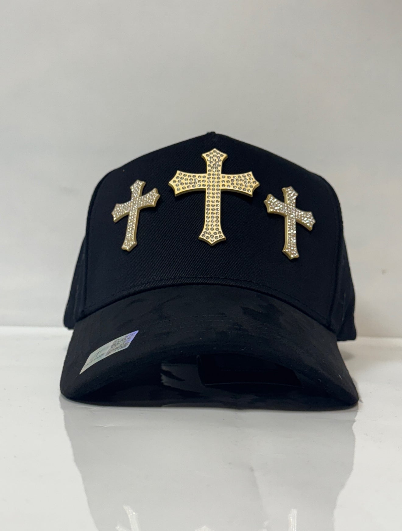 Gold cross caps./ Gorras de cruces doradas