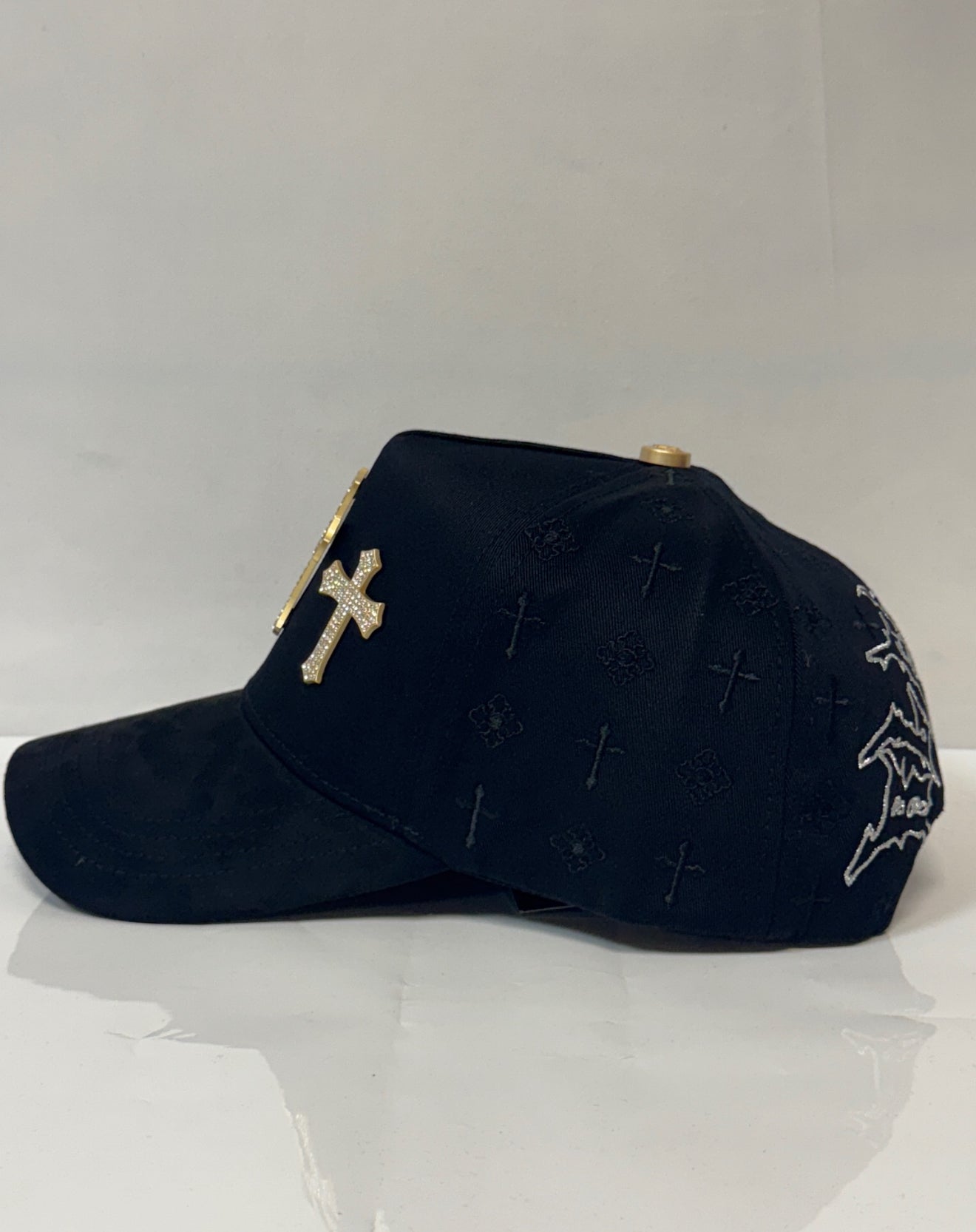 Gold cross caps./ Gorras de cruces doradas