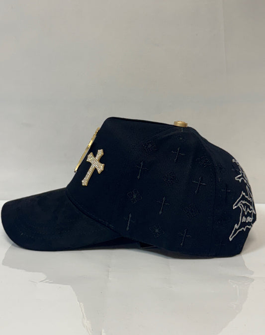 Gold cross caps./ Gorras de cruces doradas