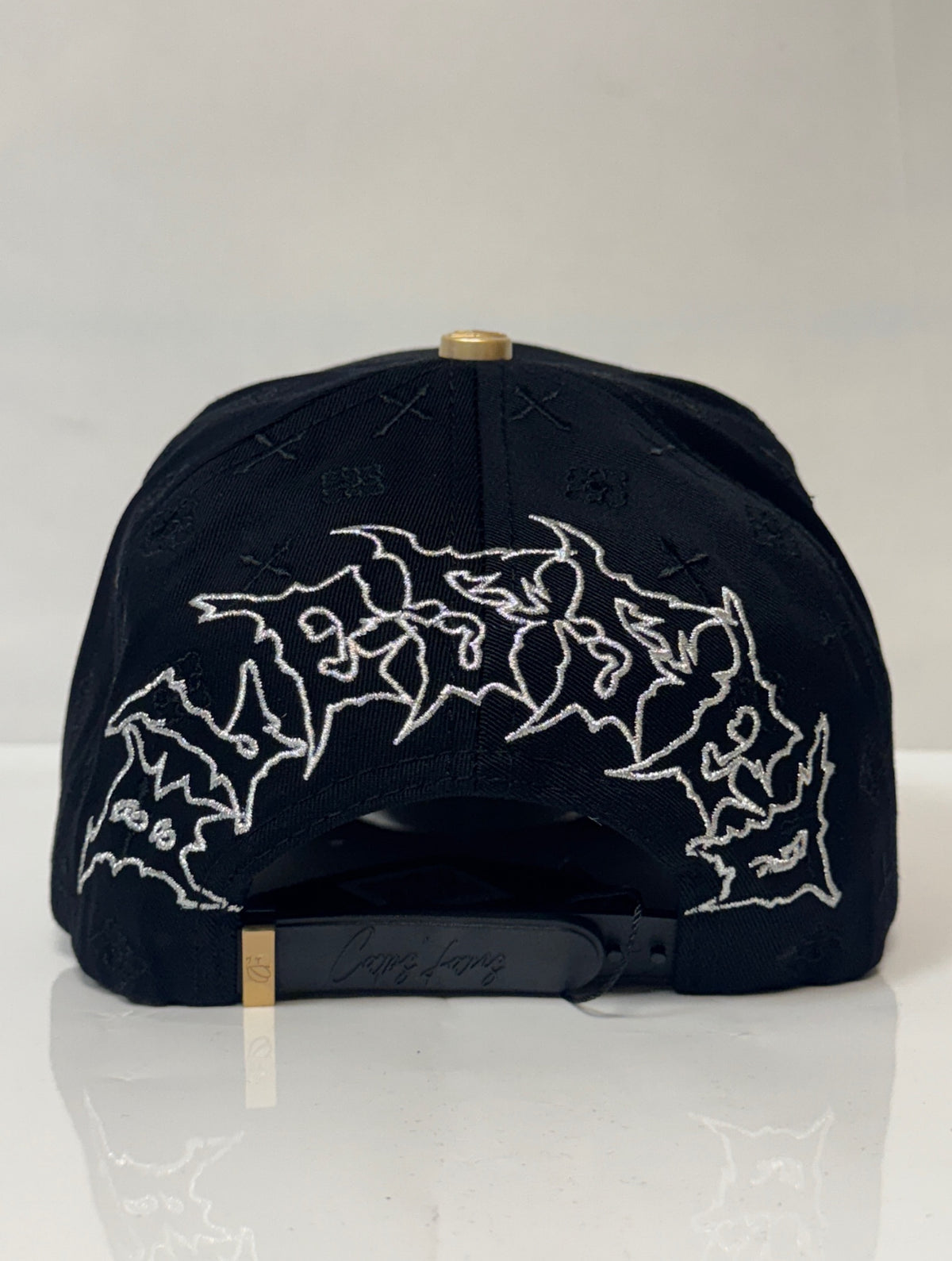 Gold cross caps./ Gorras de cruces doradas