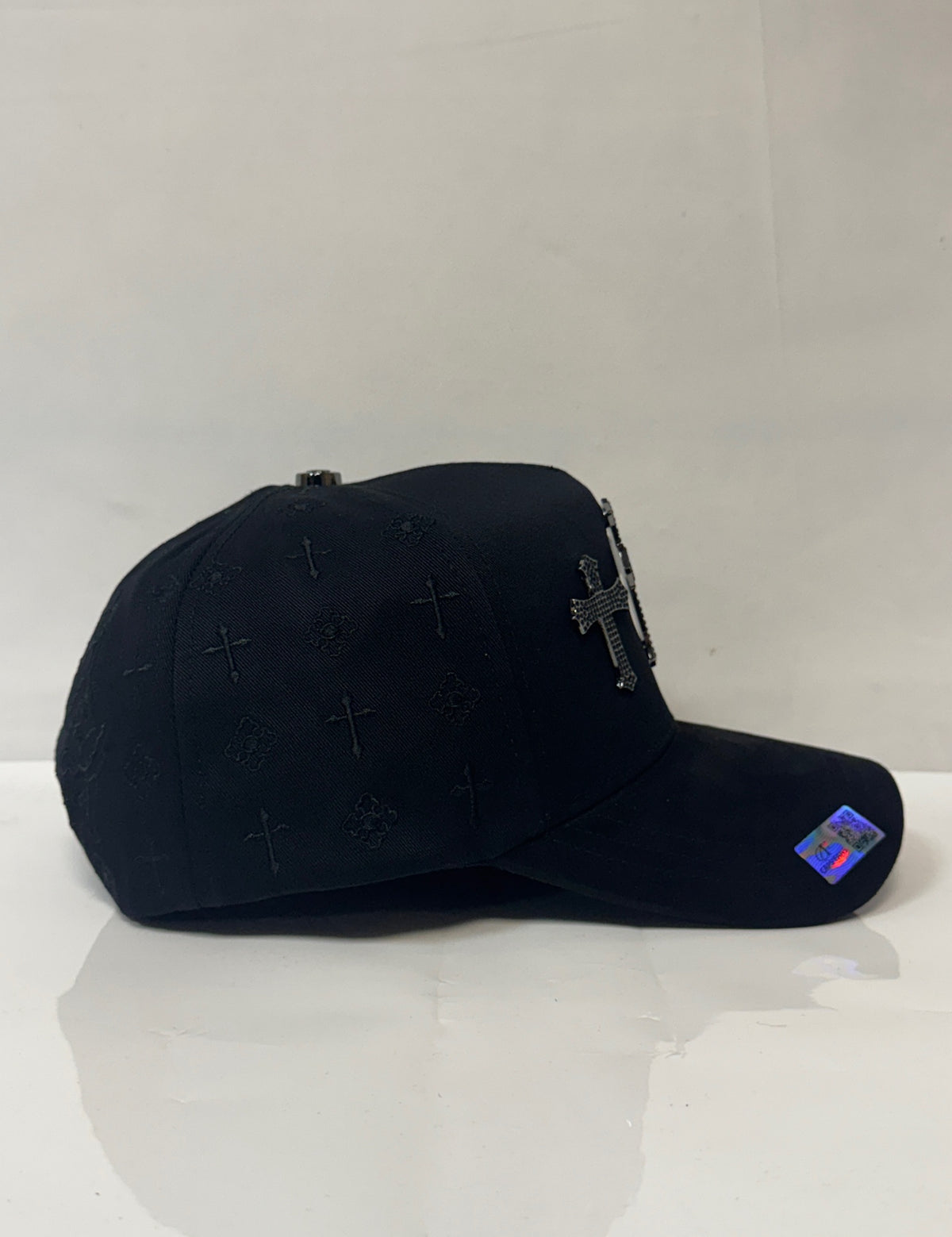 Gorra con cruces negras/Cap with black crosses